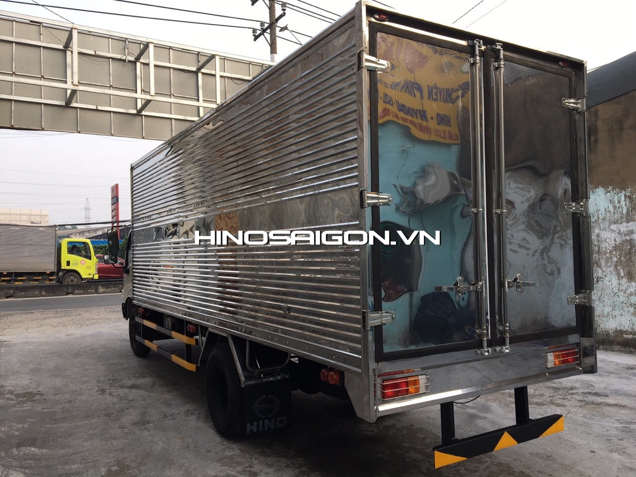 Hino WU342L Thùng kín inox 430 tải trọng 4,9 tấn