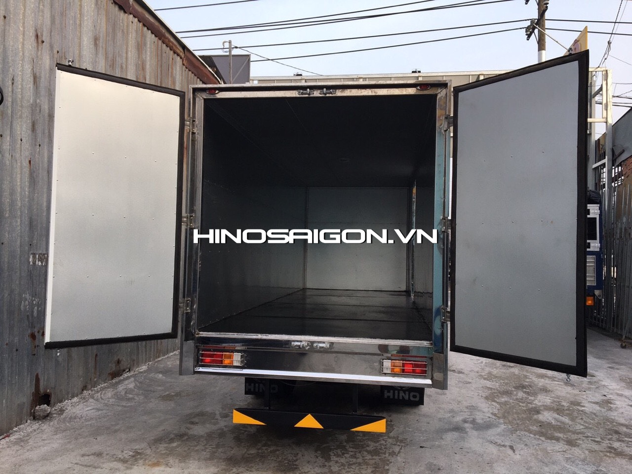 Hino WU342L Thùng kín inox 430 tải trọng 4,9 tấn