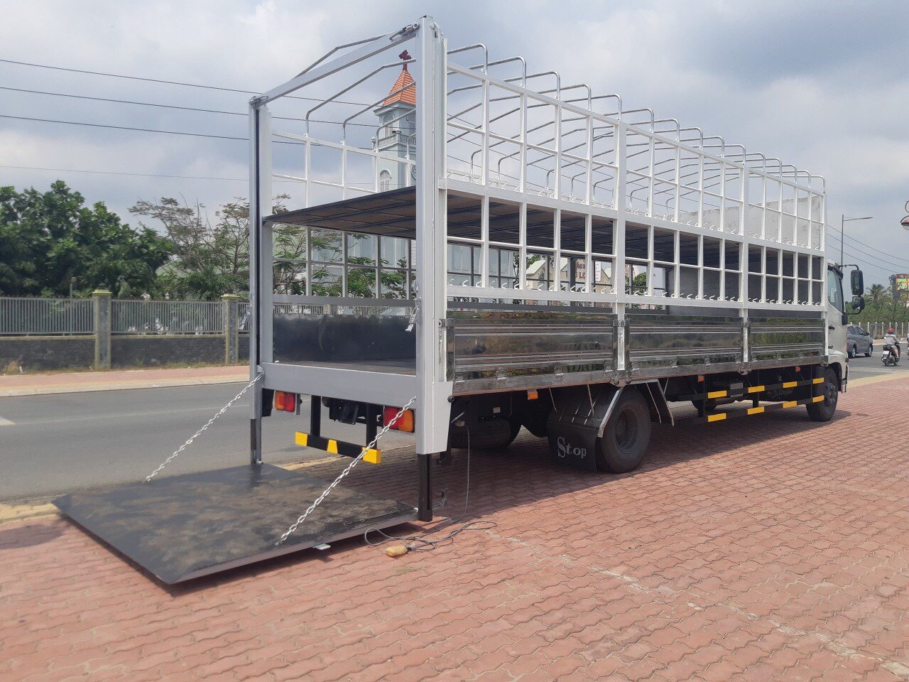 Hino FC9JLTC chở xe máy tải trọng 4.5 tấn