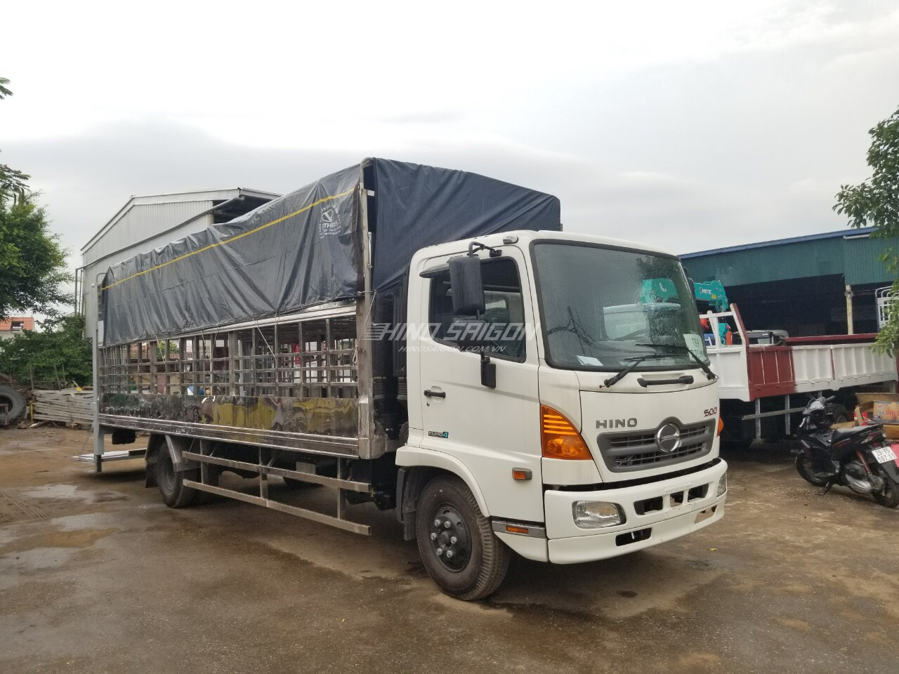 Hino FC9JLTC thùng chở heo tải trọng 5.2 tấn