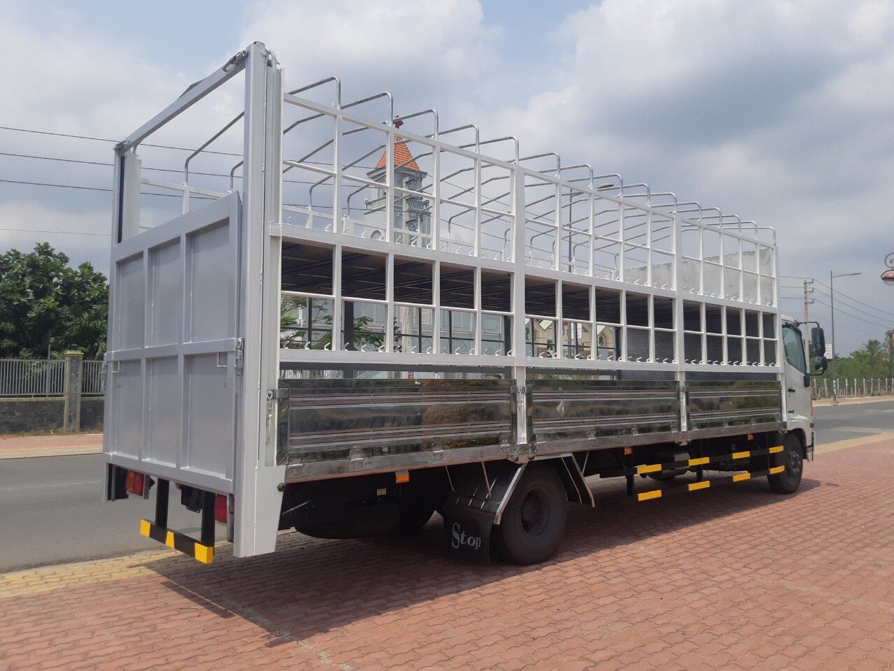 Hino FC9JLTC chở xe máy tải trọng 4.5 tấn