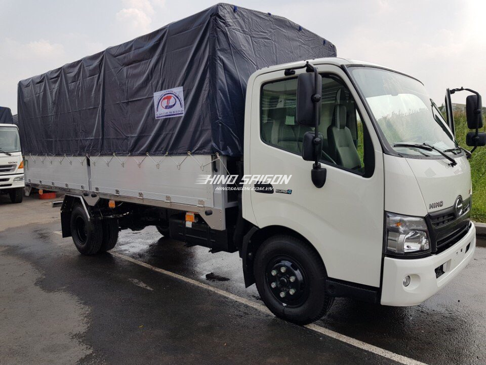 Hino XZU730L thùng mui bạt tải trọng 4.7 tấn