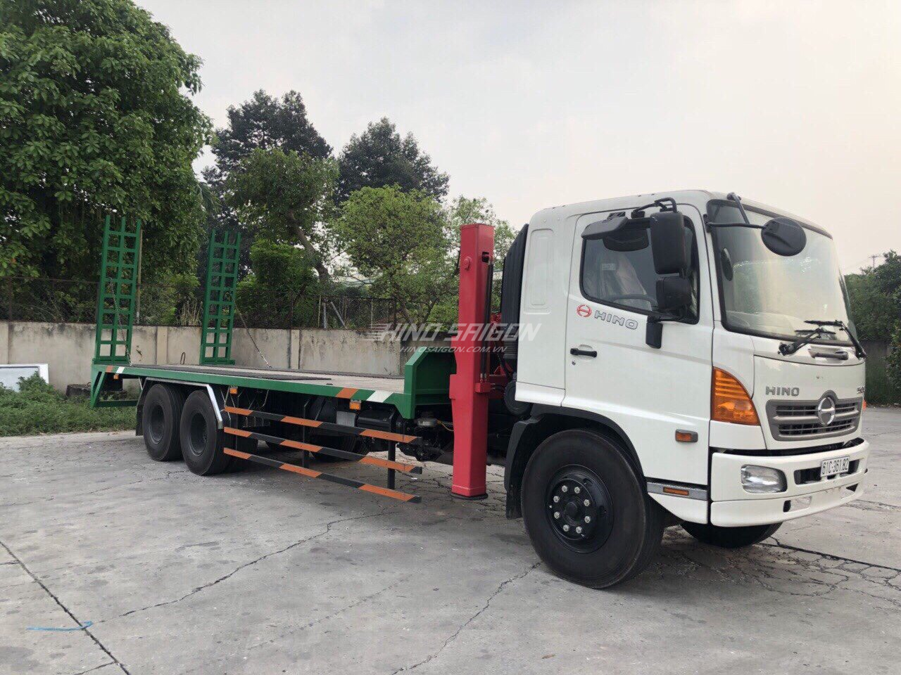 Hino FL8JPSL chở máy công trình tải trọng 13.5 tấn