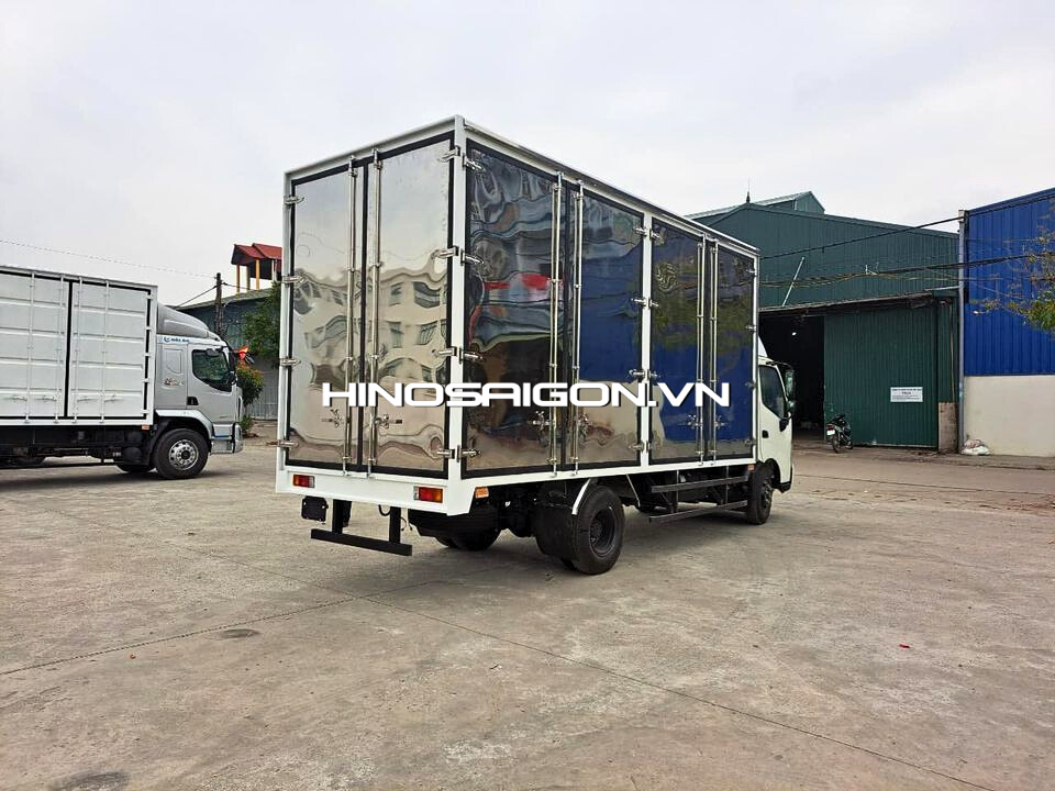 Hino XZU730L thùng kín tải trọng 4,5 tấn