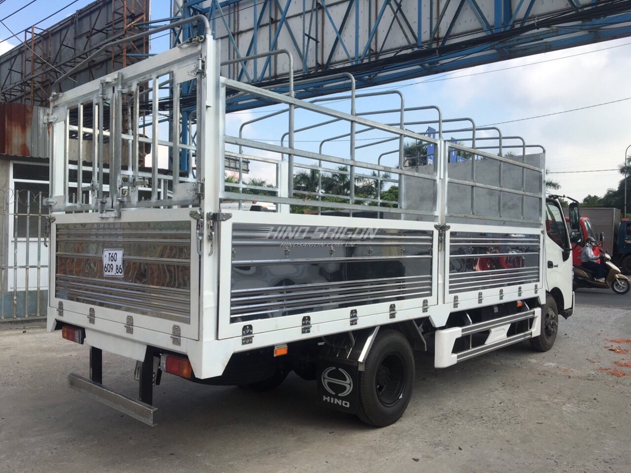 Hino XZU720L thùng mui bạt tải trọng 3.450 kg