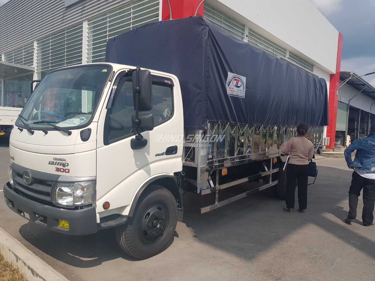Hino XZU352L thùng bạt inox tải trọng 3.490 kg