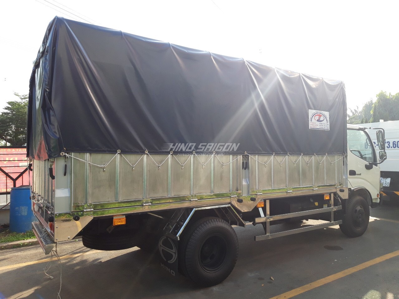Hino XZU352L thùng bạt inox tải trọng 3.490 kg