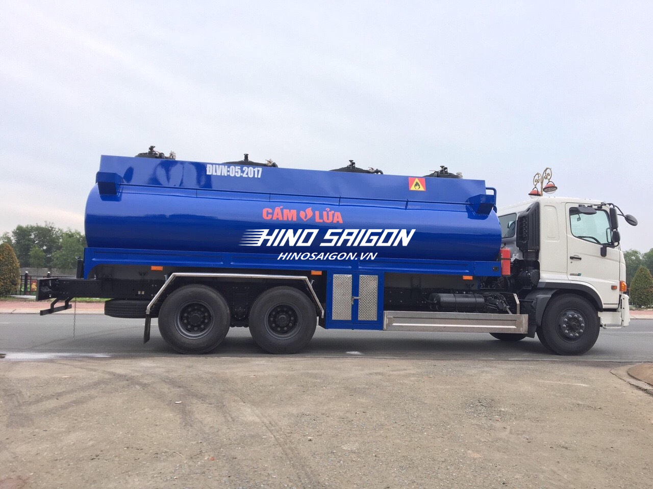 Hino FM8JN7A chở xăng dầu 18 khối