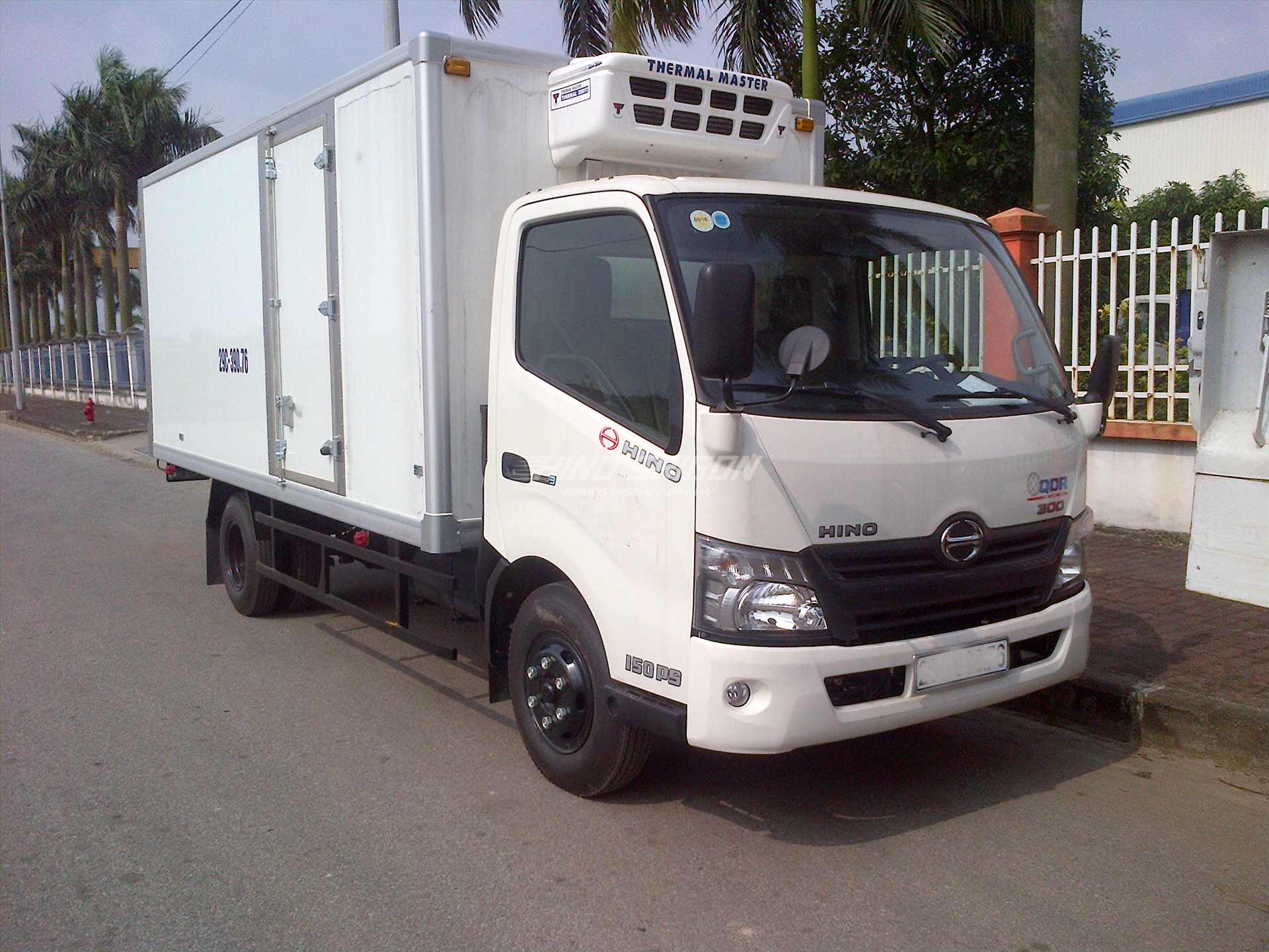 Hino XZU650L thùng đông lạnh tải trọng 1.5 tấn