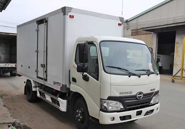 Hino XZU720L thùng bảo ôn tải trọng 3.5 tấn