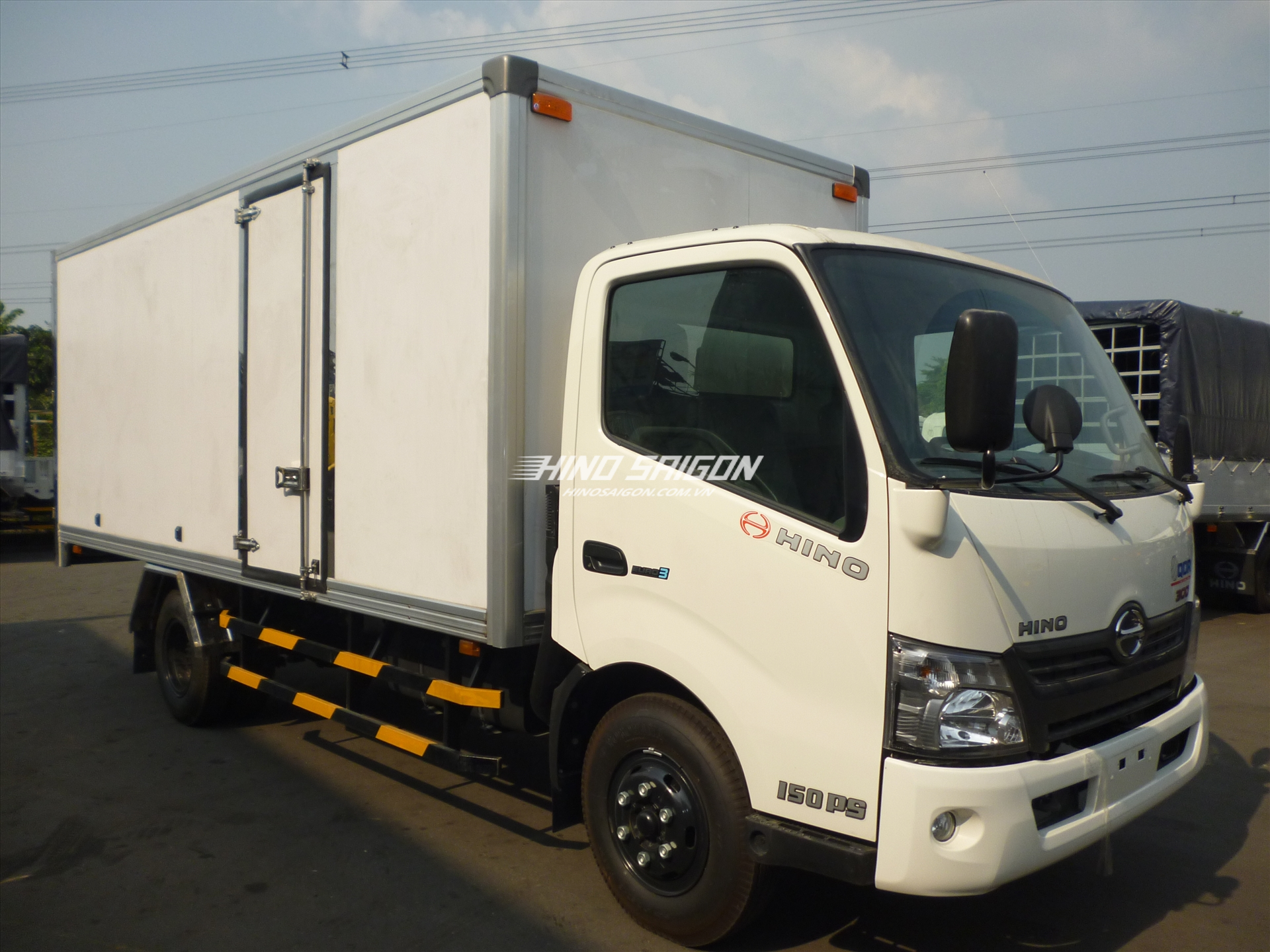 Hino XZU730L thùng bảo ôn tải trọng 4.5 tấn