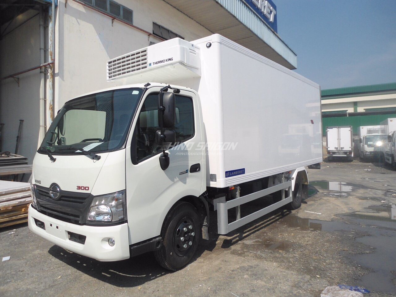 Hino XZU650L thùng đông lạnh tải 1.5 tấn