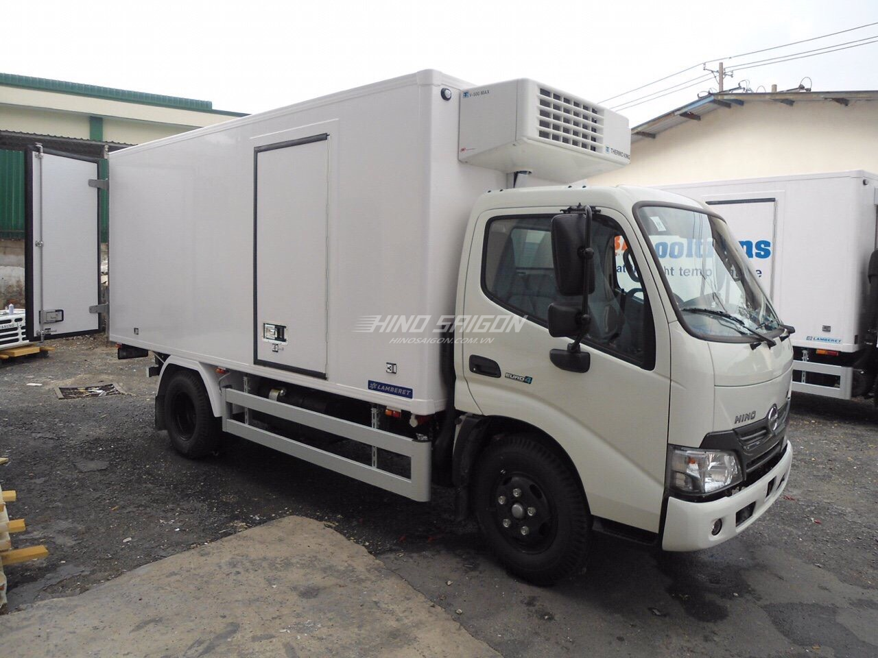 Hino XZU650L thùng đông lạnh tải 1.5 tấn