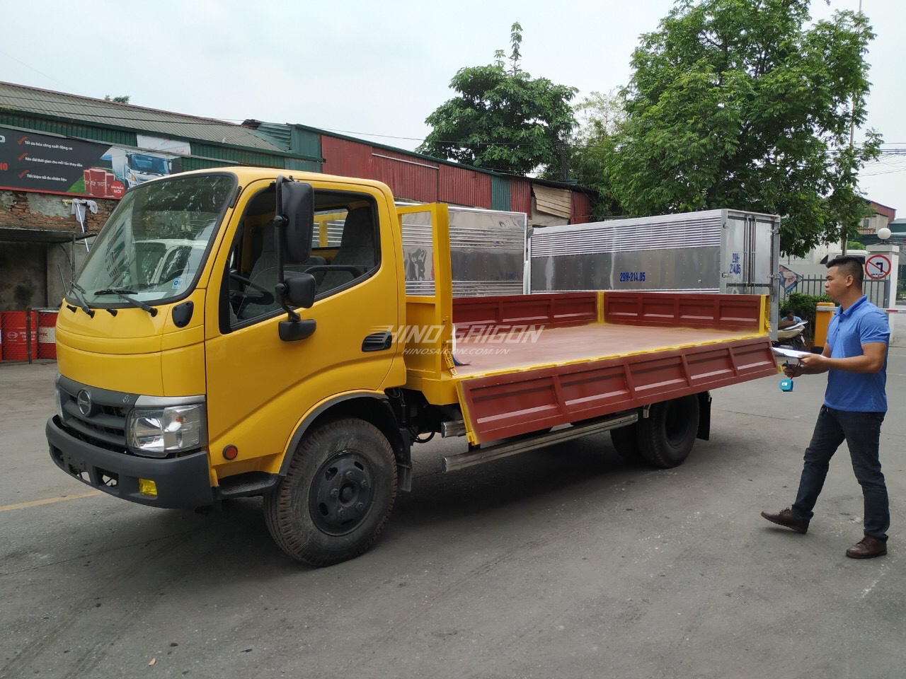 Hino XZU650 thùng lững tải trọng 1.9 tấn