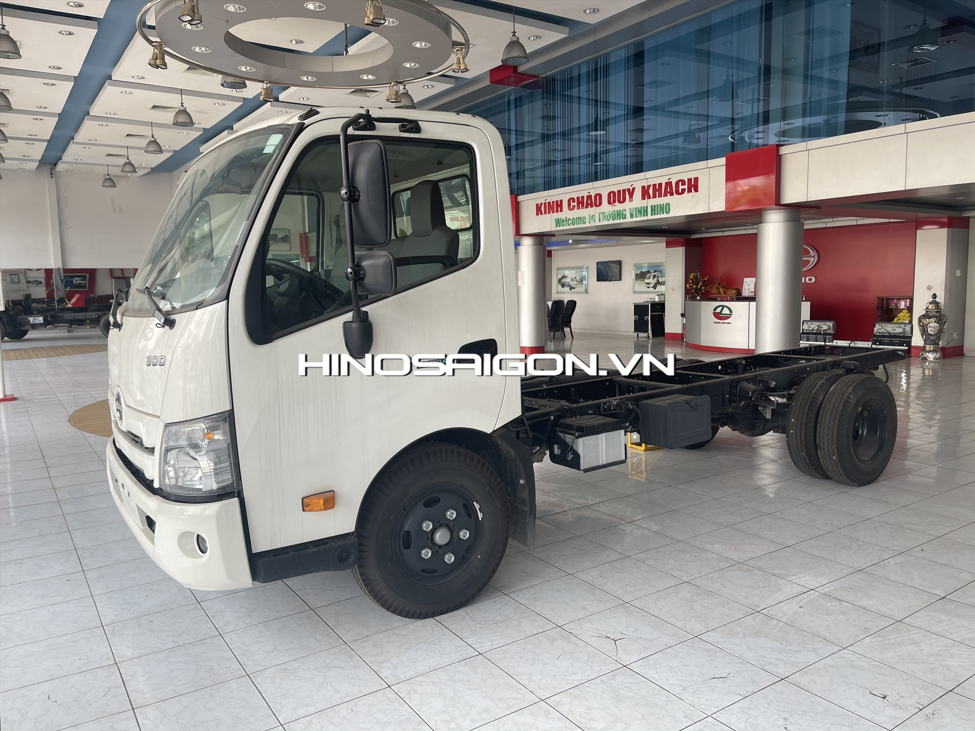 Hino XZU720 đời 2021 thùng mui bạt tải trọng 3,5 tấn