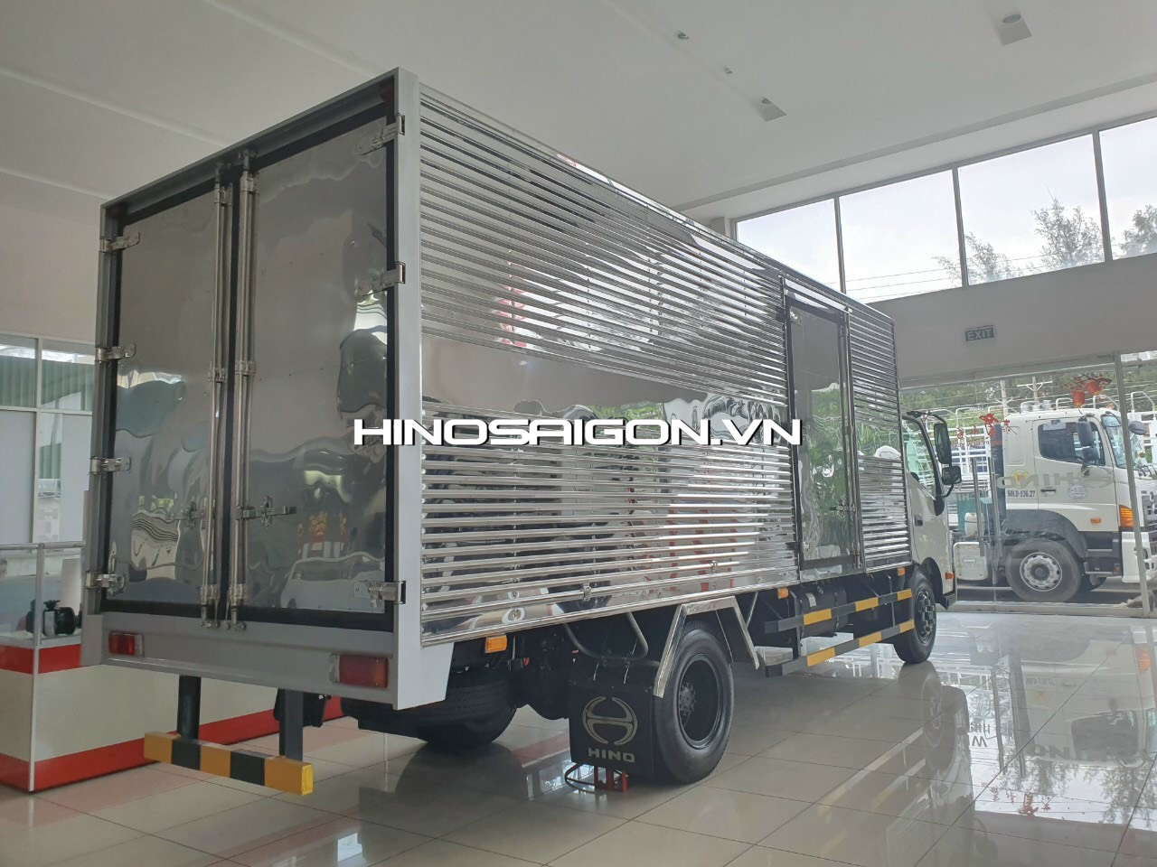 Hino XZU720L New 2021 thùng kín tải trọng 3,5 tấn