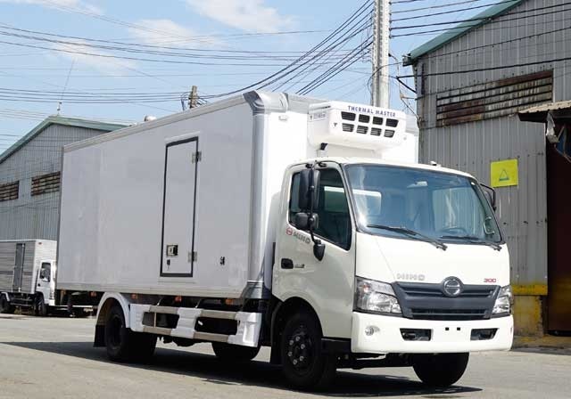 Hino XZU730L thùng đông lạnh tải trọng 4.5 tấn