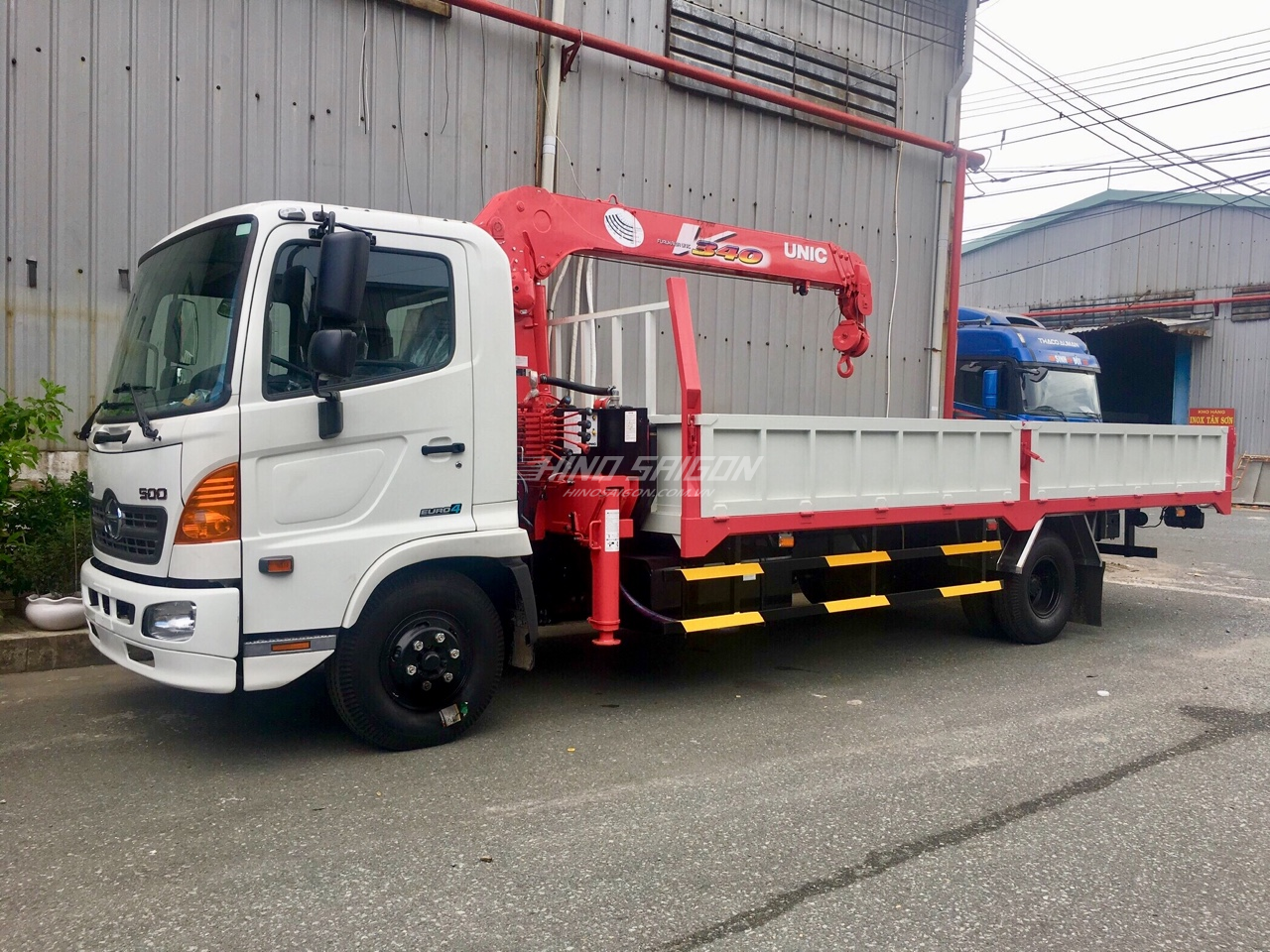 Giá bán xe tải hino FC9JLTC gắn cẩu unic URV344 tải trọng 5.250 kg