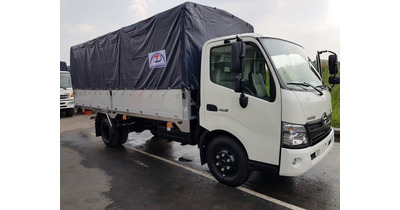 Hino XZU720L thùng bạt nhôm tải trọng 3.490 kg