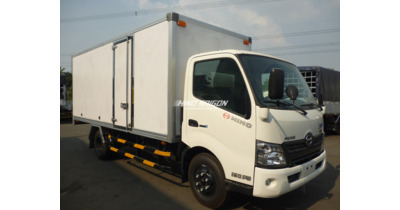 Hino XZU730L thùng bảo ôn tải trọng 4.5 tấn
