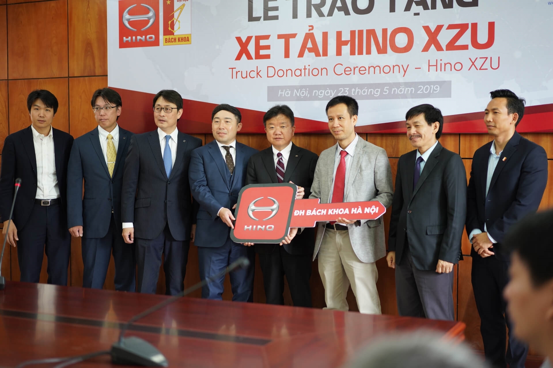 Nhà máy hino chính thức trao tặng xe tải cho 02 trường Đại Học ở Việt Nam